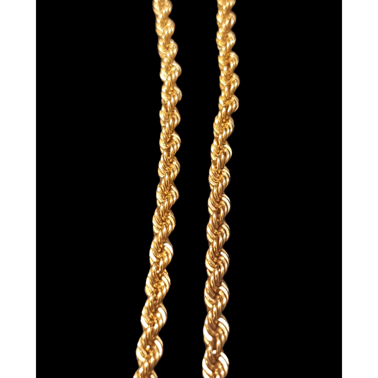 De gouden rope ketting (modelnummer: BREA-0002680) is een verfijnd juweel van 14-karaats goud, met een lengte van 75 cm en een gewicht van 5,68 gram. De ketting heeft een glanzende afwerking en is goudkleurig. Dit elegante sieraad is perfect om solo te dragen of te combineren met andere kettingen voor een gelaagde look.