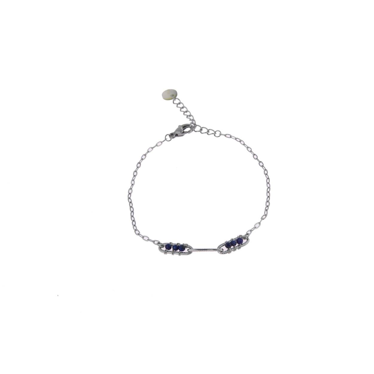 Elke keer weer gaan we op zoek naar de mooiste kleuren om jouw armparty helemaal compleet te maken. Van simpele subtiele kralenbandjes tot bredere statement stukken, we ontdekken steeds weer de nieuwste trends en passen deze toe in al onze designs.

De vele ontwerpen armbanden in onze collectie zijn goed met elkaar te combineren om een leuke armparty te creëren, maar ook met 1 armband maak je je outfit al compleet.

Waar onze bijoux armbanden vaak net wat stoerder zijn, vind je in onze stainless steel collectie (te herkennen aan de kraftbruine kaartjes) dunnere en fijnere armbandjes.