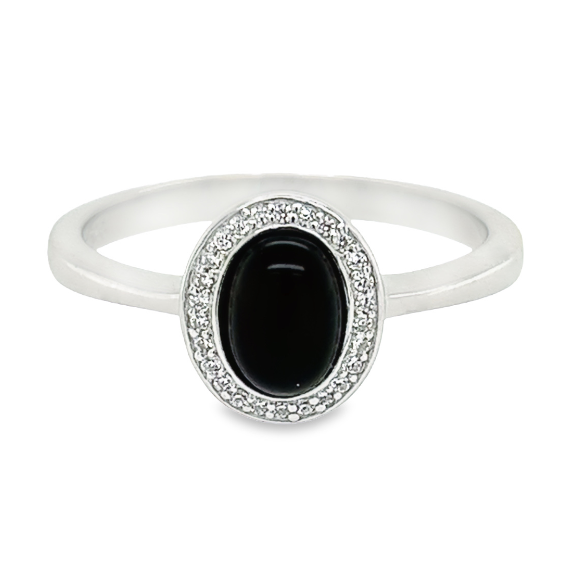 Deze prachtige zilverkleurige ring is het perfecte accessoire voor elke elegante dame. Met een ovale Onyx steen van 5x7mm en schitterende Zirkonia's, straalt deze ring pure klasse uit. Het gebruik van hoogwaardig zilver zorgt voor een solide en massief sieraad. Deze ring is het speciale item waar je naar op zoek was en is perfect te combineren met zowel casual als formele outfits. Een must-have voor je sieradencollectie!