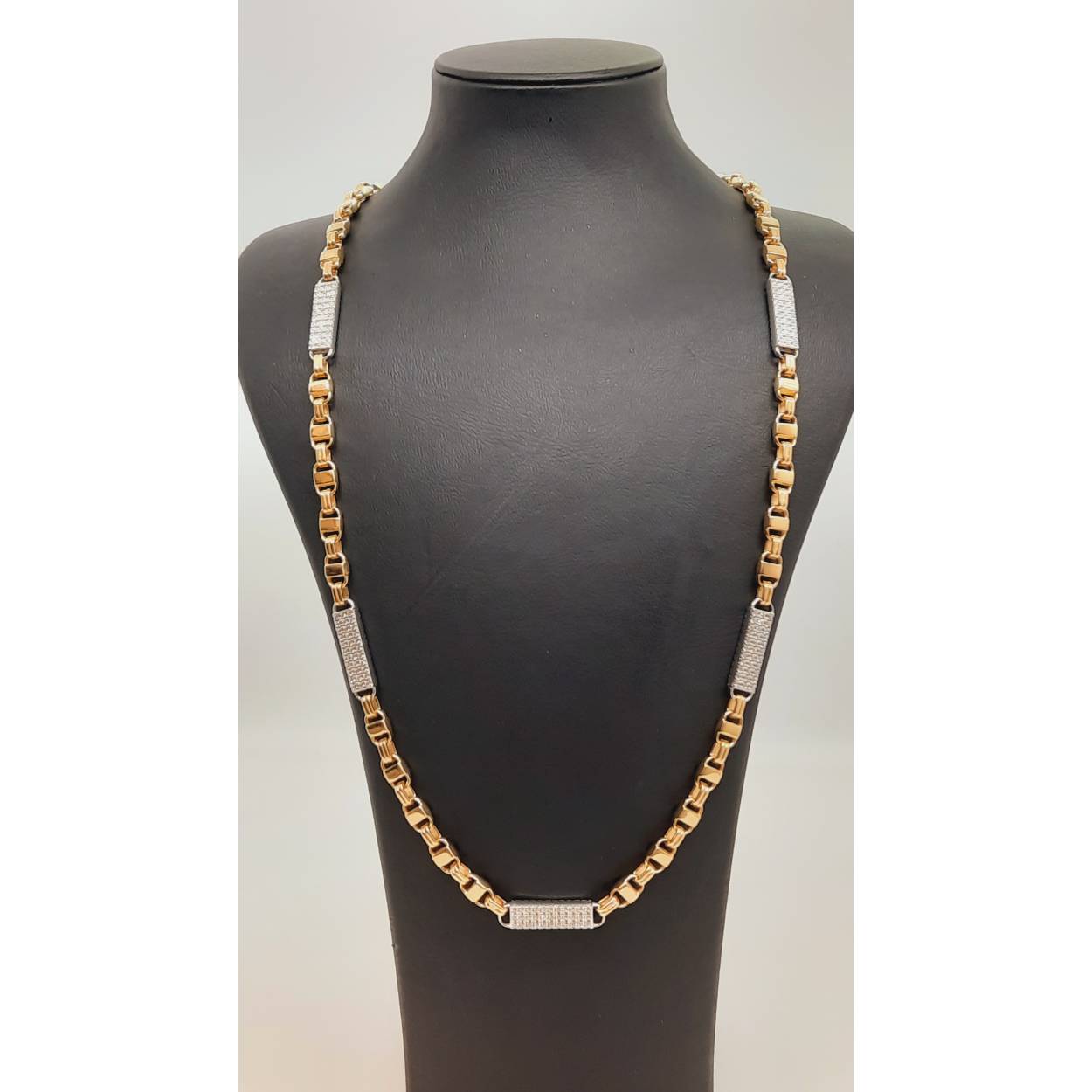 De gouden herenketting, modelnummer BREA-RDL-0004045, is gemaakt van 14-karaats goud en heeft een lengte van 65 cm. Met een breedte van 5,5 mm en een gewicht van 43,82 gram straalt deze glanzende ketting luxe uit. Perfect te dragen bij zowel formele als casual gelegenheden voor een verfijnde uitstraling.
