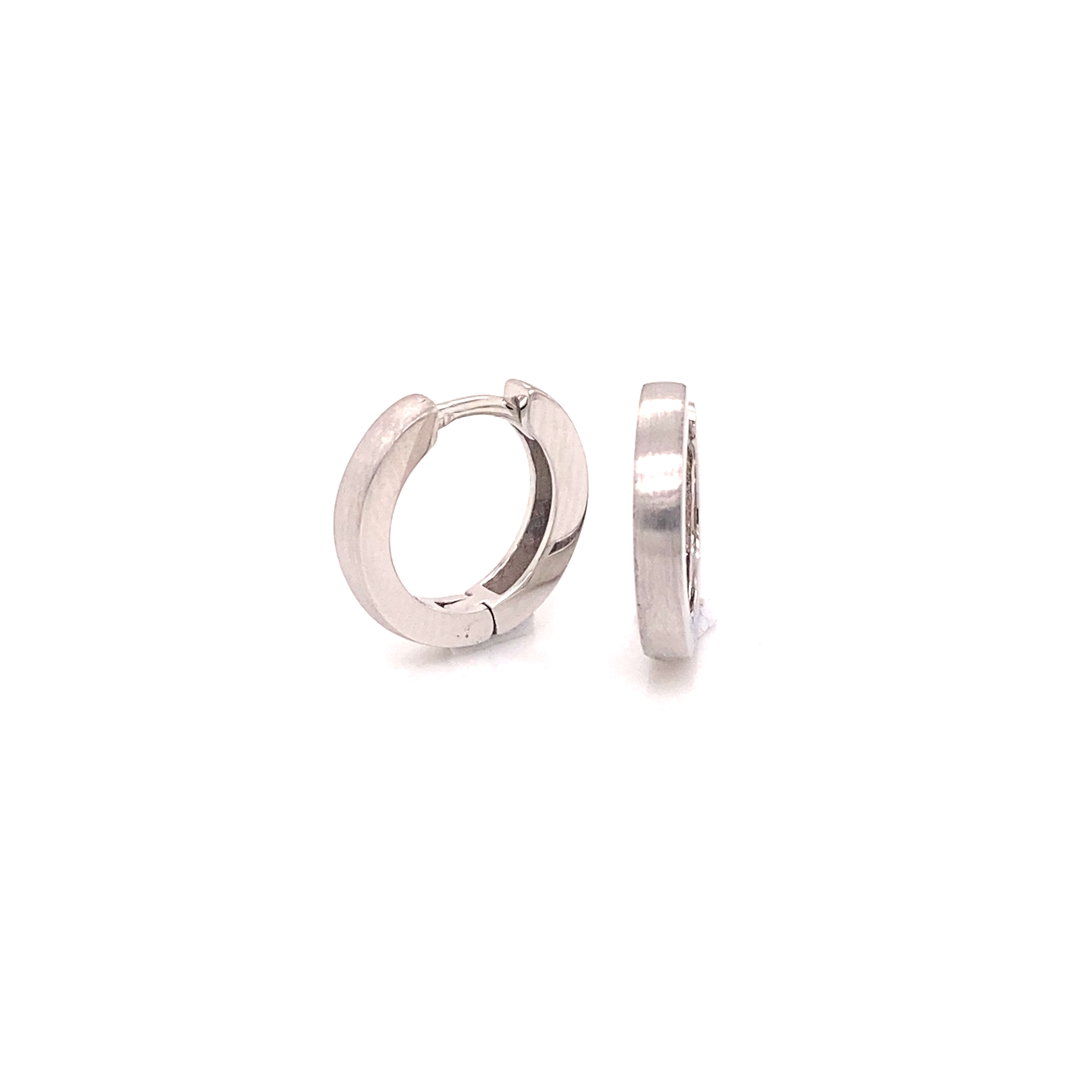 Deze 925 zilveren klapoorringen zijn volledig gematteerd en (zeer) licht gebold van vorm. Deze klapoorringen zijn perfect voor iemand die houdt van zilveren sieraden.