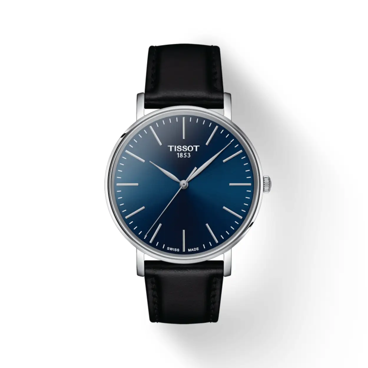 De horloges uit de Tissot Everytime-lijn zijn comfortabel om te dragen en geschikt voor iedere gelegenheid.  De horloges zijn kenmerkend door hun klassieke wijzerplaat in combinatie met een elegante band. Hoewel ieder horloge een eigen uitstraling en karakter heeft, hebben ze één ding gemeen – het vermogen om de perfecte accessoire te zijn voor wanneer dan ook!
Het horloge met een krasbestendig saffierglas heeft een waterdichtheid van 3 ATM (30 meter), waardoor het uurwerk bestand is tegen waterspetters en andere kleine stofjes van buitenaf. Dit  horloge heeft een blauwe wijzerplaat en een zwart generfd rundleren band.