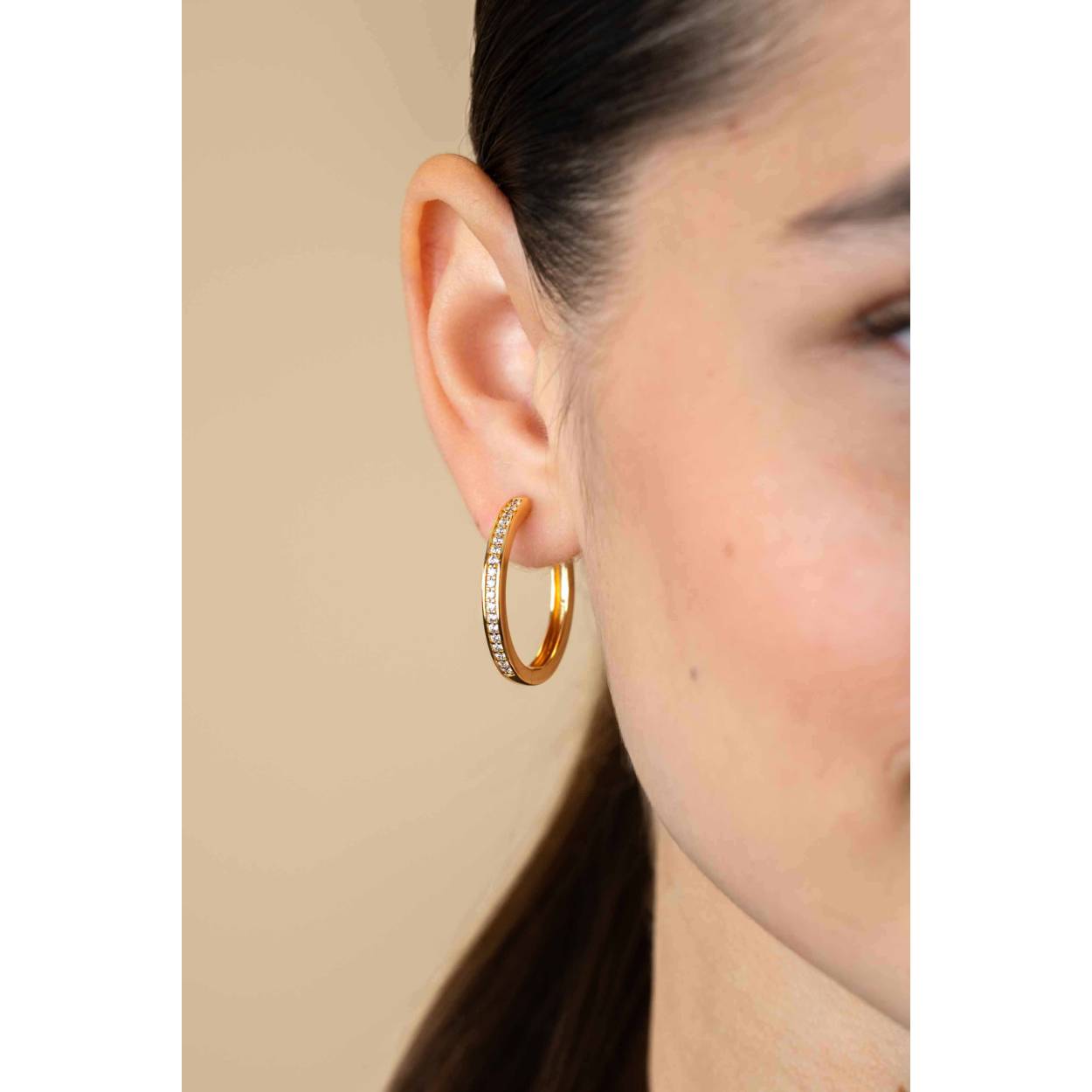 28mm ZINZI gold plated zilveren oorringen met witte zirconia's en luxe klapsluiting, buisdikte 3mm ZIO193Y