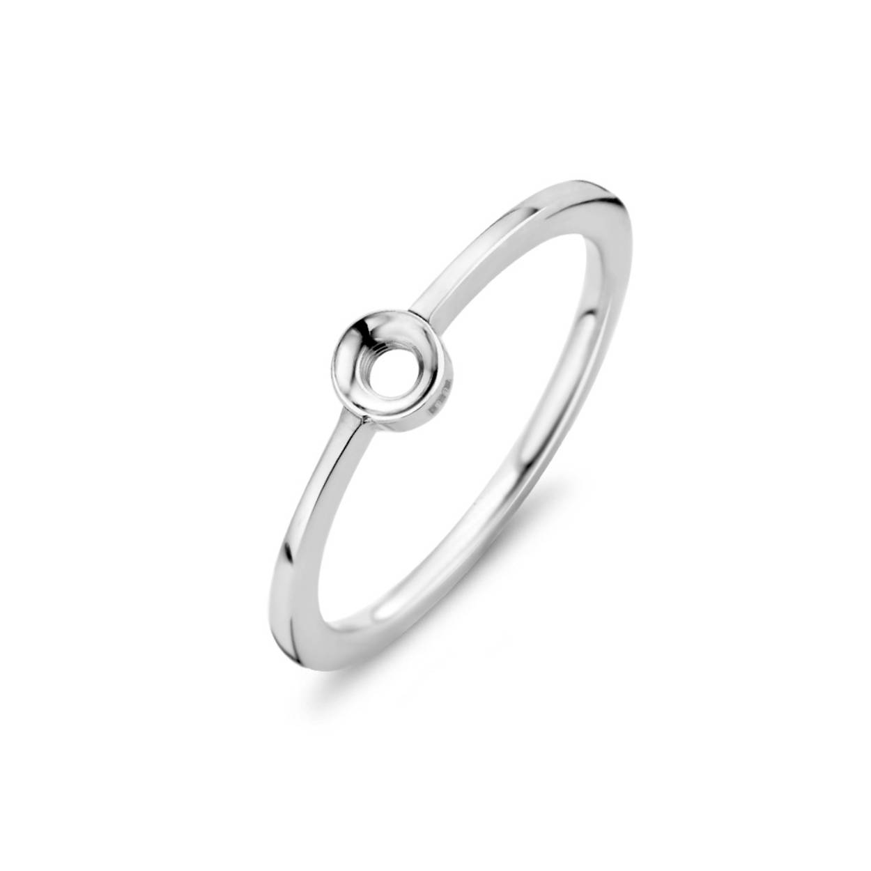 TR15SS01050 ZILVERKLEURIG MAAT 50  De melano petite ring komt uit de twisted collectie en wordt hier getoond in een zilverkleurige plating. De ring heeft een doorsnede van 1.4 mm en is vervaardigd van roestvrij staal. Alle melano twisted sieraden zijn voorzien van een verwisselbaar systeem. Je past de sieraden in een handomdraai aan op je outfit of mood. Combineer meerdere kleuren ringen en steentjes met elkaar voor een speels effect. Onze sieraden zijn daarnaast voorzien van een Ion Plating.