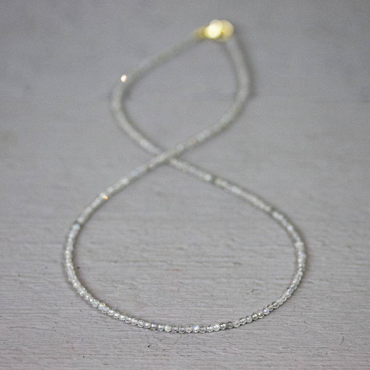 Collier van geregen Labradoriet aan dit collier zit een Goldfilled sluiting.  Labradoriet is een sterk beschermende en spirituele steen. Het beschermt het eigen energieveld (aura) tegen negatieve invloeden uit de omgeving.