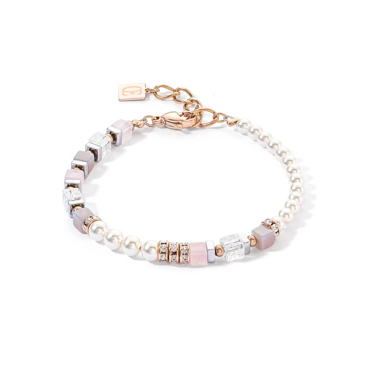 Coeur de Lion GeoCube Armband 4354/30-1920 Light Rosé
Extra informatie
Coeur de Lion 4354301920 Armband rosékleurig met roze en wit

De kleurrijke sieraden collectie van Coeur de Lion wordt handgemaakt in Duitsland. Op een sterke basis van staaldraad worden elementen van verschillende materialen zoals staal, swarovski kristallen, edelstenen en zoetwaterparels geregen. De bekende Geo-Cube collectie is inmiddels in vele kleurcombinaties uitgevoerd. Bij iedere outfit past een eyecatcher van Coeur de Lion!

De Coeur de Lion 4354/30-1920 GeoCube Armband is gemaakt van rosékleurige edelstalen elementen in combinatie met agaat, rozenkwarts, bergkristal, hematiet, swarovski kristallen en zoetwaterparels.

Coeur de Lion Armband 4354/30-1920

Materiaal: edelstaal, natuurstenen
Afwerking: goudkleurig edelstaal
Lengte armband: 18 cm + 3 cm verlengketting

Coeur de Lion sieraden worden geleverd in een originele Coeur de Lion sieraden verpakking.