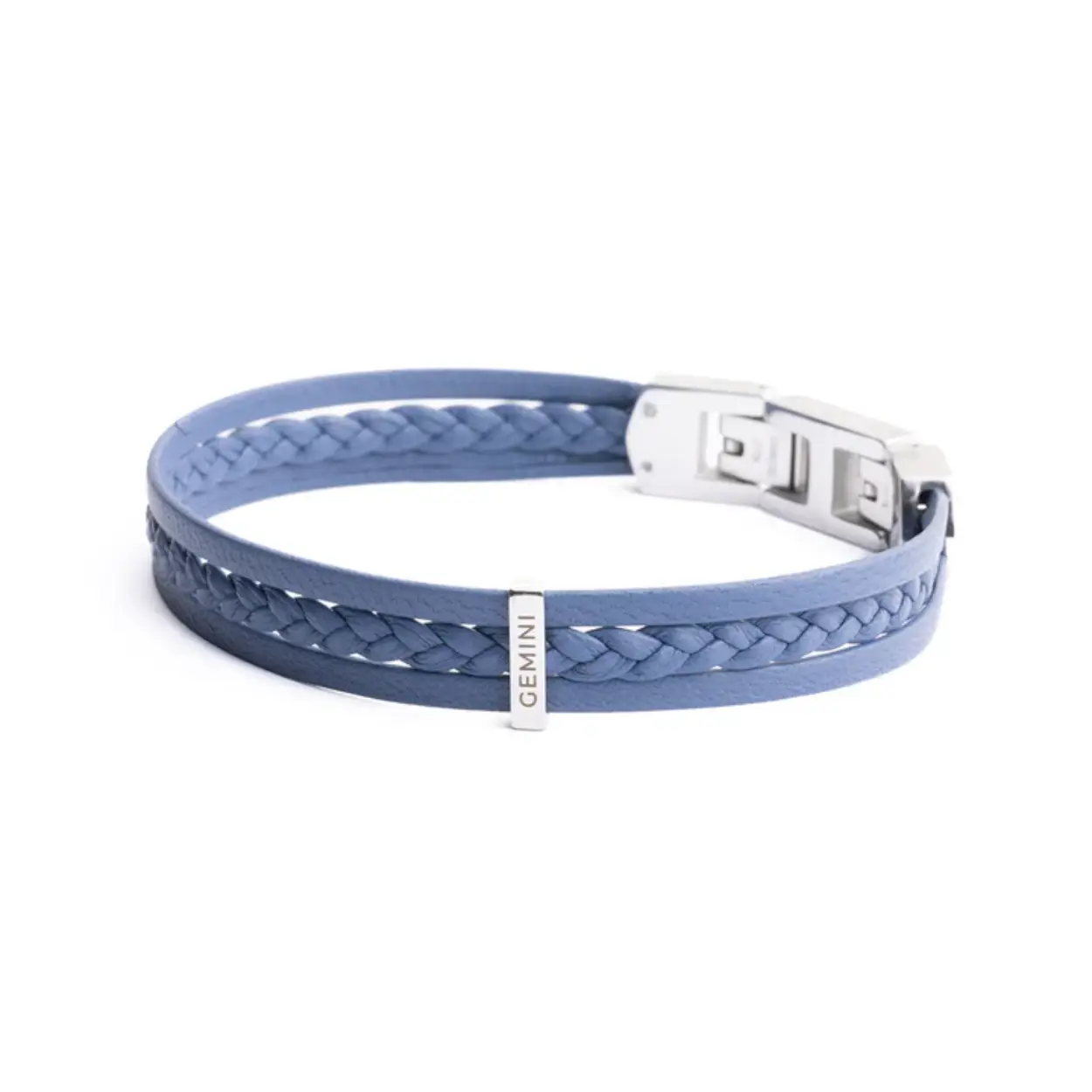 Deze 3 rijige Ter Light Blue armband is volledig gemaakt van hoogwaardig Italiaans nappaleer, afgewerkt met roestvrijstalen elementen. Het Italiaanse leer is ongelooflijk soepel en zacht. Deze ring is in meerdere maten te bestelllen.

Italiaans Nappaleer staat wereldwijd bekend om zijn uitzonderlijke kwaliteit en luxueuze uitstraling. “Nappa” verwijst naar een specifiek type zacht leer gemaakt van de huiden van lammeren, geiten of schapen. De zachtheid wordt bereikt via een zorgvuldig looiproces en afwerking, resulterend in leer dat een genot is om aan te raken.

Het looiproces voor Italiaans Nappaleer is een cruciale stap in de productie ervan. Italiaanse leerlooierijen gebruiken vaak plantaardig looien of andere milieuvriendelijke methoden, wat niet alleen de kwaliteit van het leer verbetert, maar ook de milieu-impact vermindert.
