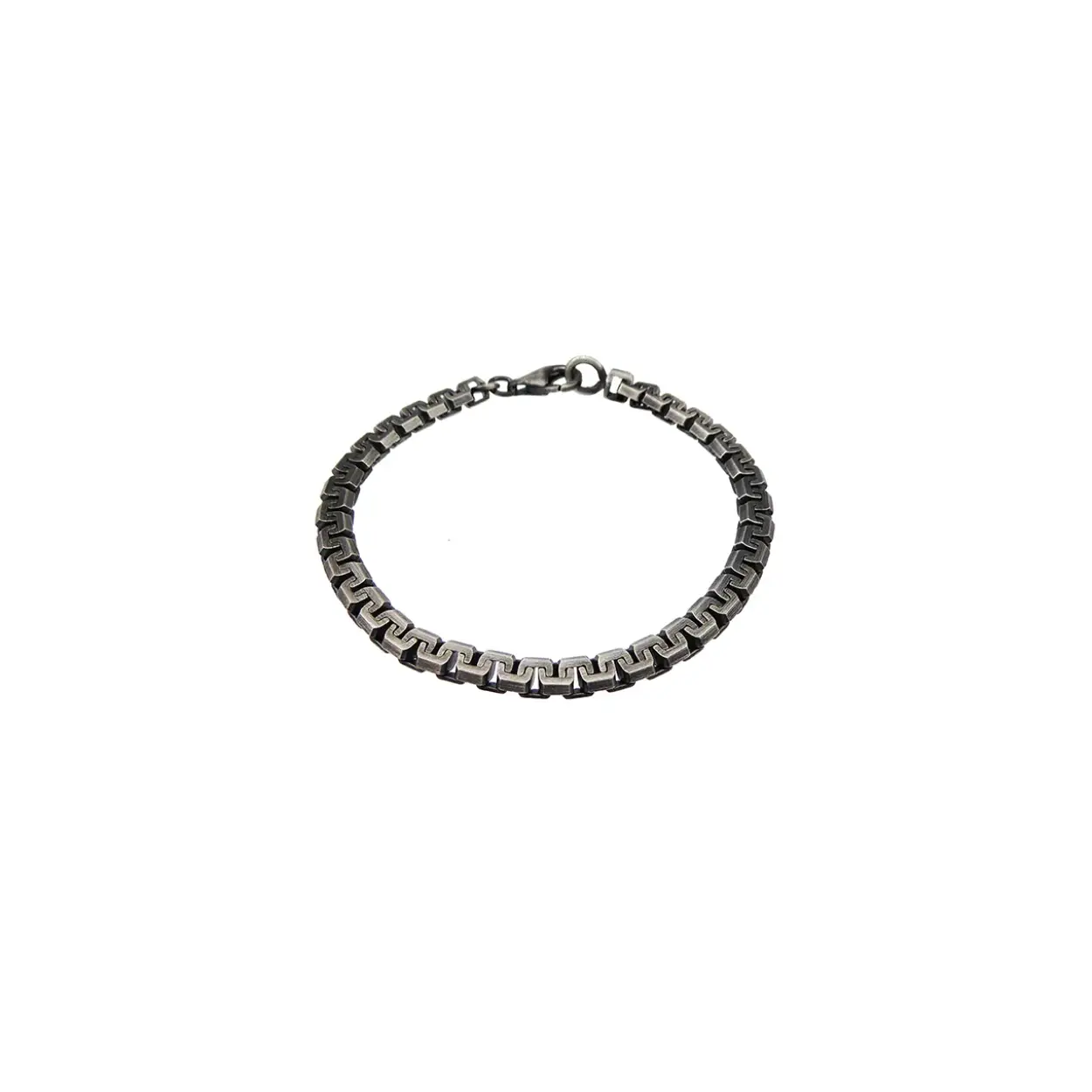 Deze stoere geoxideerde zilveren armband is perfect voor dragers die van minimalistisch houden. Toch valt deze armband wel op vanwege het geborstelde sterling zilver. De draaglengte van deze armband is 21 cm.