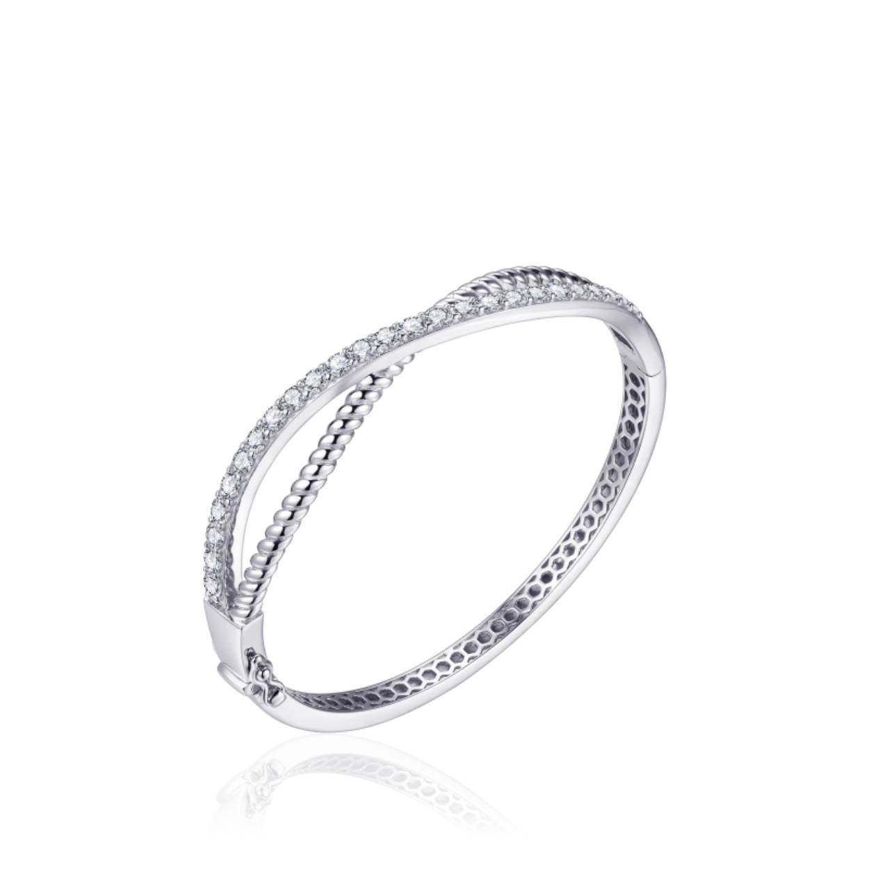 Deze mooie Zilveren armband heeft een over elkaar vallende structuur met een rij zirkonia steentjes in een railzetting en een rij getwist is beschikbaar in de maat 60mm.

Beschikt over scharnier en veiligheidssluiting.
