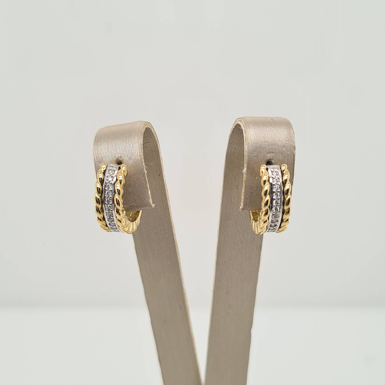 Prachtige 14 karaat goud- en witgouden oorbellen met diamant, 0.1crt.