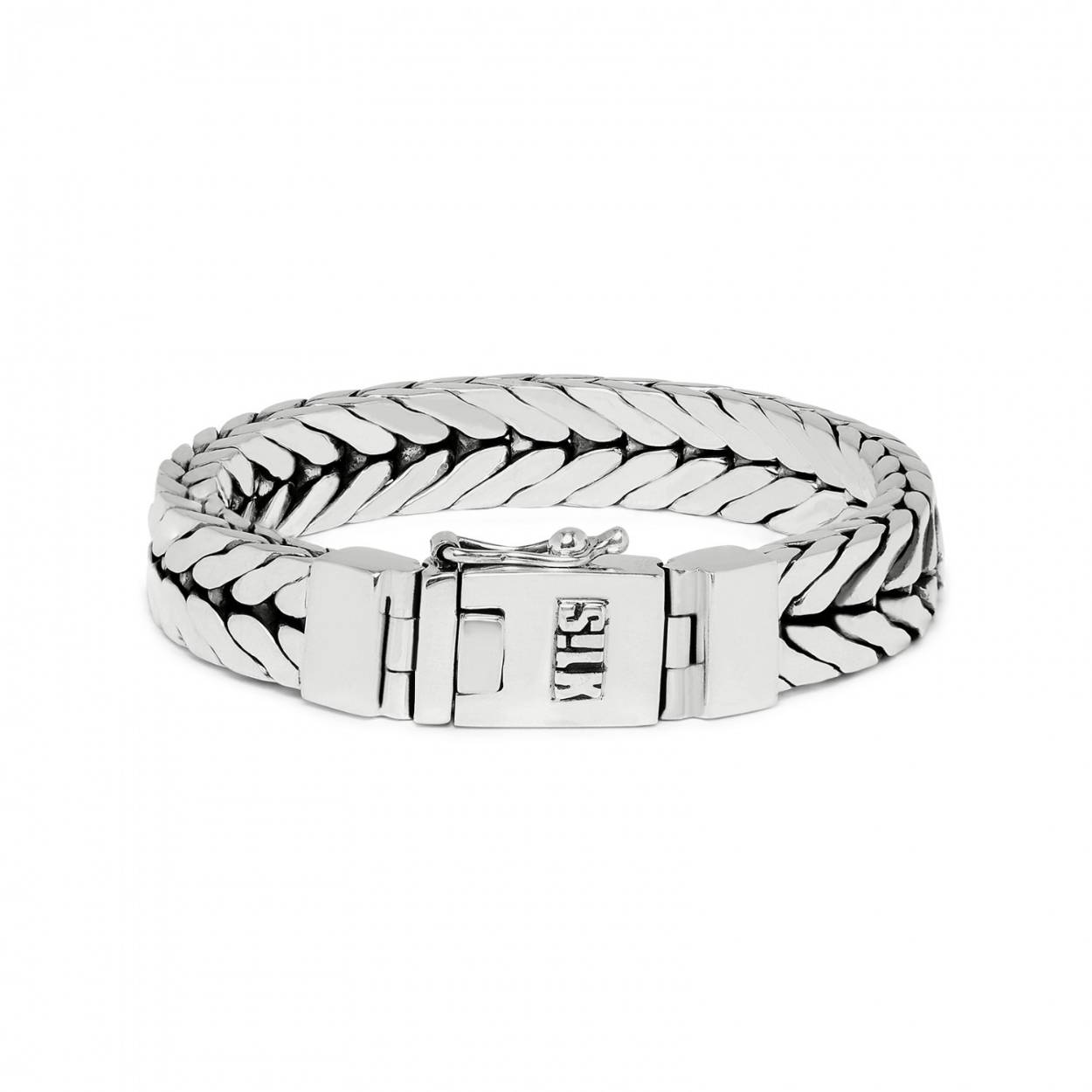 Deze zilveren armband van Silk komt uit de Chevron collectie. 
De lengte van de armband is 21cm.