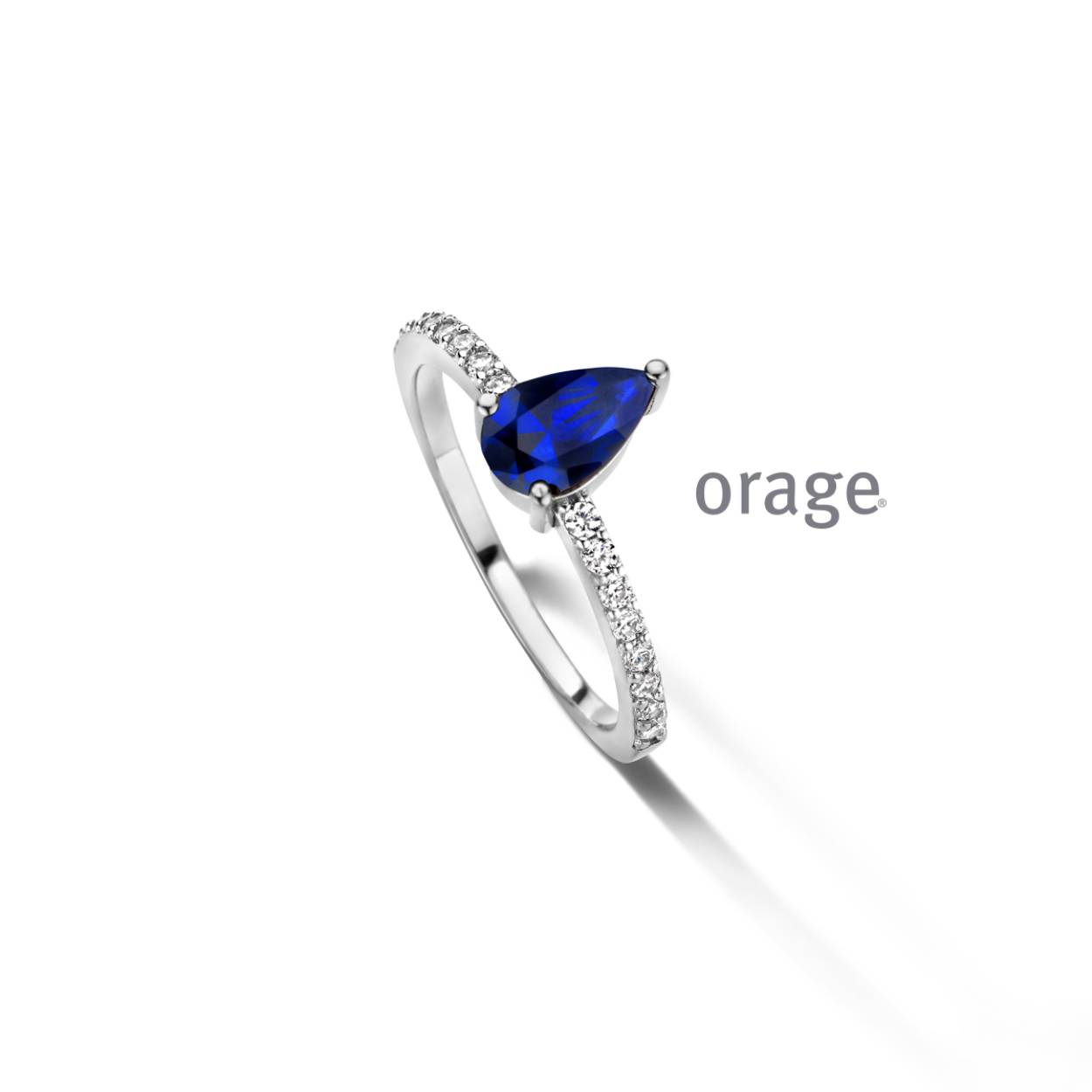 Zilveren ring met zirkonia's en synthetische blauwe saffier van het merk Orage
Maat: 54 (ook verkrijgbaar in andere maten)
Bijhorende ketting met hanger en oorbellen ook vekrijgbaar van deze set. 