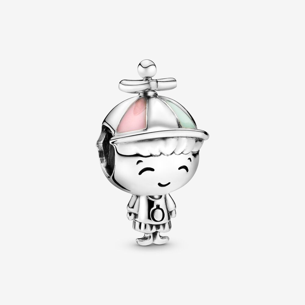 Deze karakterbedel van sterlingzilver geeft je armband wat jongensachtige charme. De jongenbedel heeft een petje met een propeller op zijn hoofd in pastel kleurig emaille en op zijn buik staat de Pandora O met kroontje. Draag de bedel door het hoofd aan je Pandora Moments-armband en laat het lijfje speels bewegen.