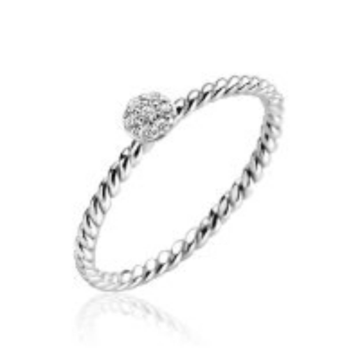 ZINZI zilveren aanschuifring met gedraaid motief. De ronde topzetting is bezet met witte zirconia's. Gemakkelijk te combineren met andere zilveren Zinzi aanschuifringen. Mix & match! De ring is vervaardigd van eerste gehalte zilver (925) en met extra rodiumlaag voor mooie glans.