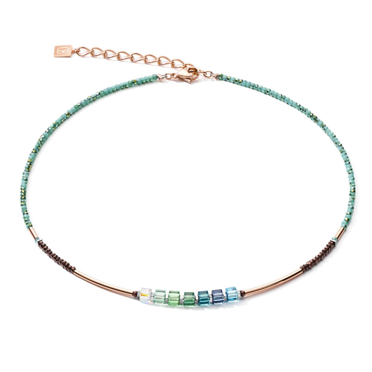Dit collier is gemaakt van staal, verguld edelstaal en heeft glas geslepen steentjes. De geslepen glas steentjes weerkaatsen het licht schitterend mooi.  Aan het einde van het collier zit een verlengstukje Het collier is te dragen 45 -47 cm. Mooi in combi met de bijpassende armband.