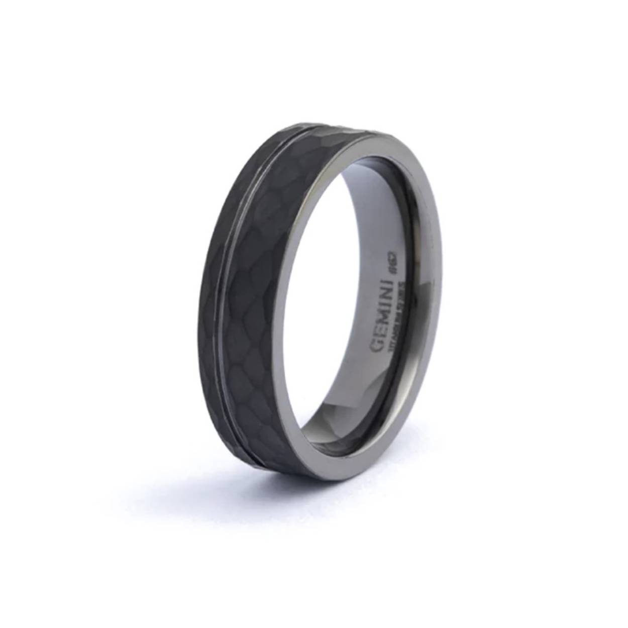 De Alter Black ring is volledig gemaakt uit titanium. Hij heeft een diameter van 6 mm en een gefacetteerde afwerking aan de buitenkant.

Waarom hebben we voor titanium gekozen?
- Het is vederlicht
- Het is supersterk
- Het is een exclusief materiaal dat ook wordt gebruikt in raceauto's, motorboten en ruimtevaart

De ring heeft een comfortabele pasvorm aan de binnenkant en is zeer comfortabel om te dragen. Door het lichtgewicht titanium draag je deze ring zonder problemen dag in, dag uit. Deze ring is verkrijgbaar in EU-maten 54 t/m 72.

De modelnaam 'Alter' is afgeleid van het Latijn en betekent 'anders' of 'anders dan'. Dit is zeker het geval: deze ring is op de meest positieve manier anders!

