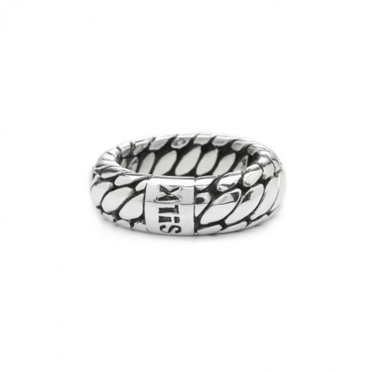 PRODUCT DETAILS
Deze zilveren 353 ring uit de Bold collection serie, is een smalle fijn gevlochten ring. De SILK ring is met de handgemaakt van 925 sterling zilver. SILK steunt met haar eerlijke productie de community trade in Azië. 