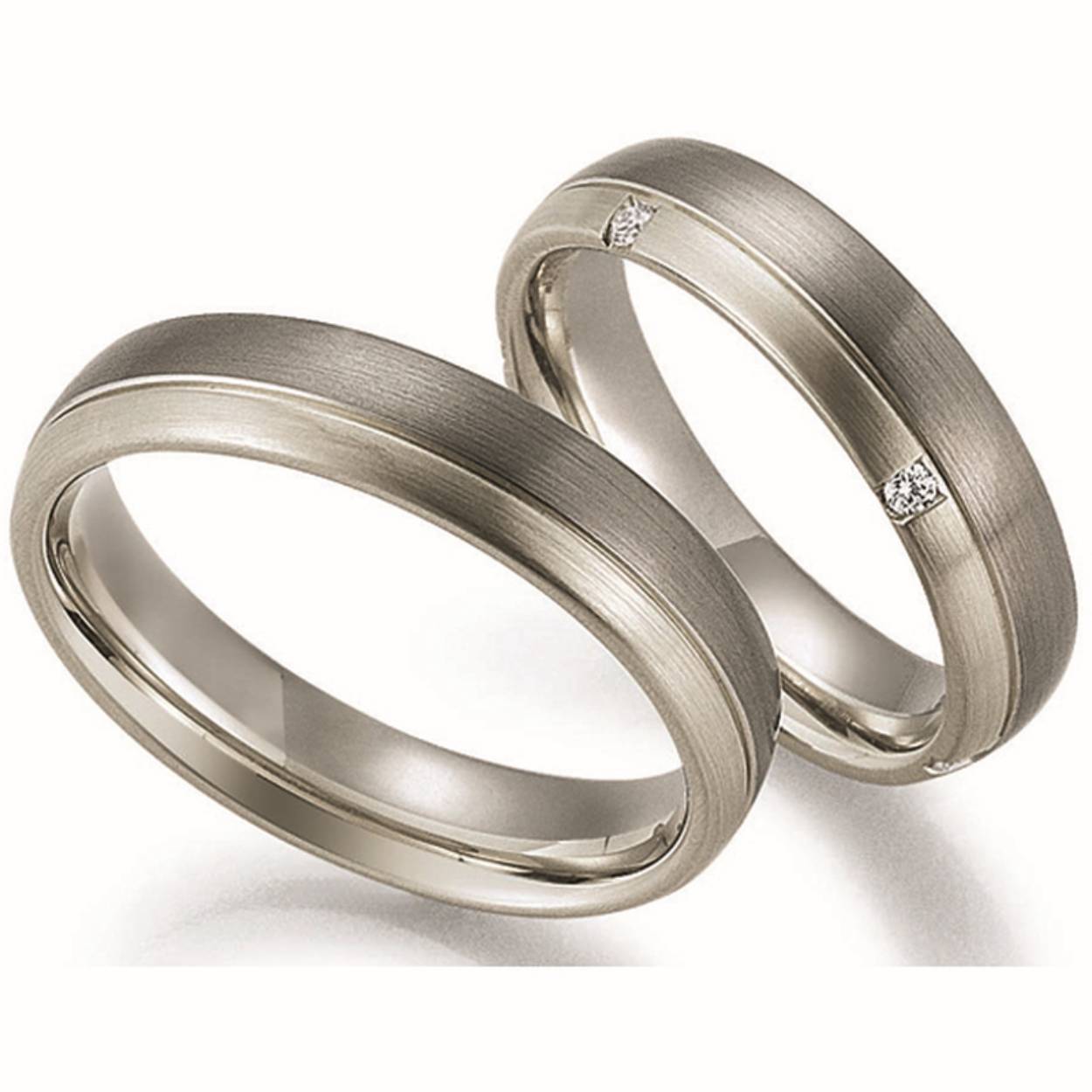 9 karaat witgoud/palladium trouwringen, Mat 5 mm breed. De damesring is gezet met in totaal 0.075 ct briljant 5 steens
De prijs is op aanvraag