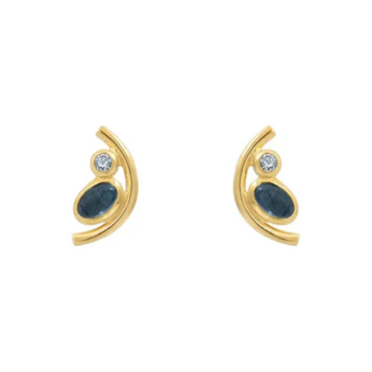 Deze geel goud vergulde oorknoppen bevatten elk een 5 x 3 mm London blue topaas en een 2 mm ronde sky blue topaas.
