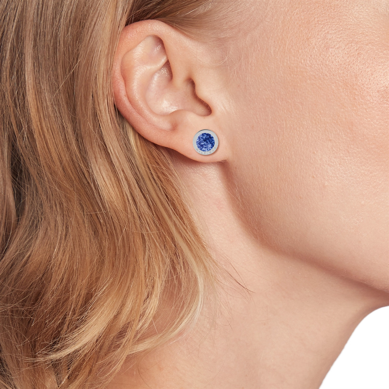 De TOMMY HILFIGER OORSIERADEN zijn stijlvolle roestvrijstalen oorstekers. Met een gewicht van 3 gram en afmetingen van 3x10x3 mm zijn ze elegant en subtiel. Perfect te dragen bij zowel alledaagse als formele gelegenheden. Combineer met andere zilverkleurige sieraden voor een samenhangende look. Ideaal voor elke modebewuste sieradenliefhebber.