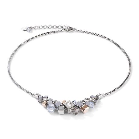 Coeur de Lion collier met GeoCUBE cluster in de kleur zilver en roségoud, handgemaakt van glanzend hematiet met een finishing touch van titaniumoxide en sprankelende Swarovski®-kristallen en kristalglas.

De lengte is 42 cm met een verlengkettinkje van 6 cm, dus te dragen tot 48 cm.