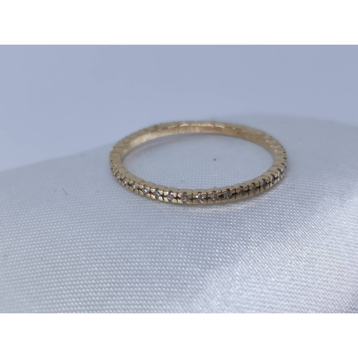 14 karaat geel gouden ring franse pavé zetting met briljanten.