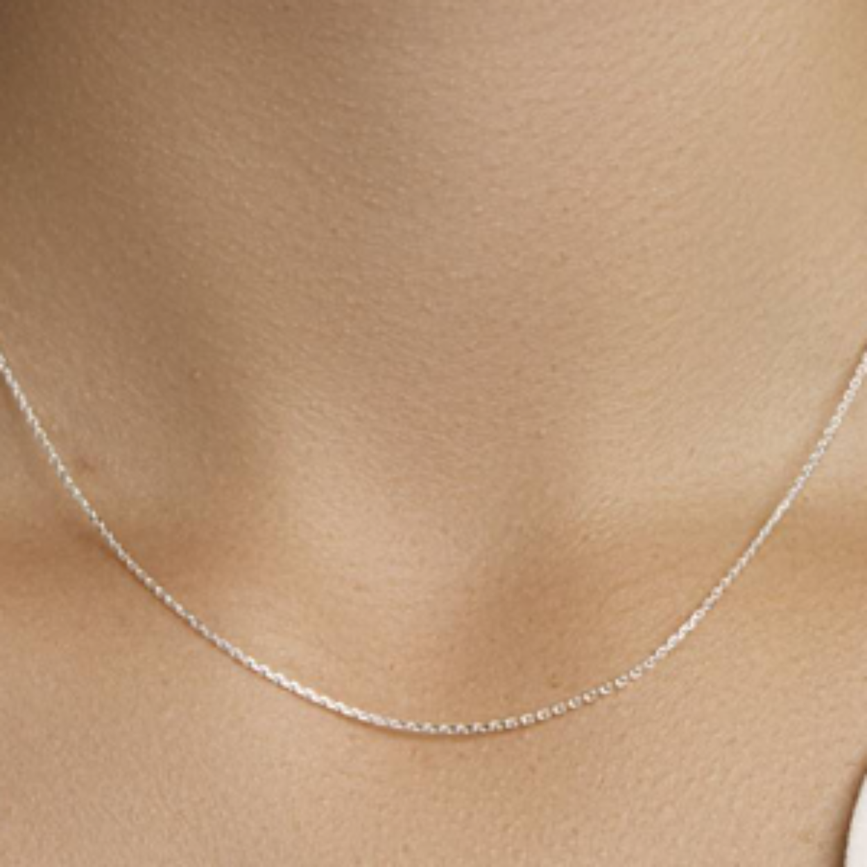 Product 1021119 is een zilverkleurige ketting van een niet-gespecificeerd merk. Gemaakt van zilver, weegt hij 1,92 gram en heeft een breedte van 1,1 cm. De ketting heeft een glanzende afwerking. Perfect te dragen als opvallend accessoire bij elke gelegenheid, voegt het een elegante touch toe aan elke outfit.