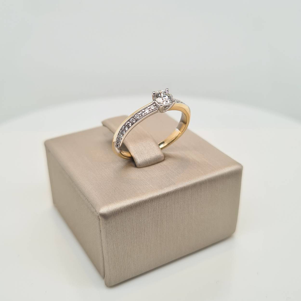 Prachtige 14krt bicolor gouden ring met diamant 25-0,34crt. 

De maat van de ring is 50 ( 16 ). Heeft u interesse in een andere maat? Neem dan contact met ons op.