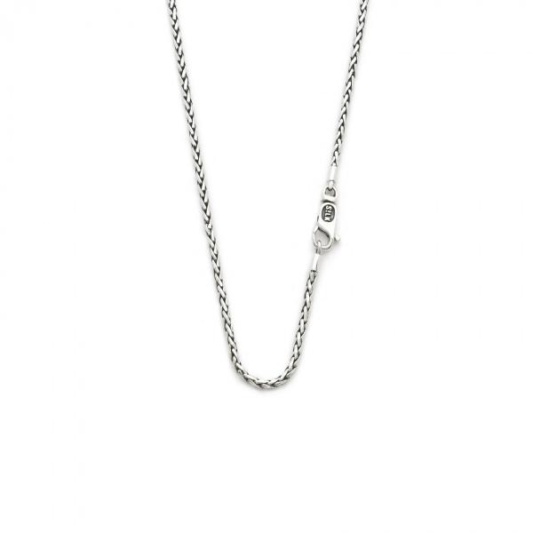 De subtiele, met elkaar verweven patronen van dit nieuwe collier gaat over in een klein karabijn sluitinkje wat dit collier een speelse touch geeft. Met dit SILK collier maak je je look helemaal af, maak een combinatie met de SILK hanger collectie die past bij jouw persoonlijkheid, subtiel, chic, speels of rebels, combineer en creëer je eigen stijl.