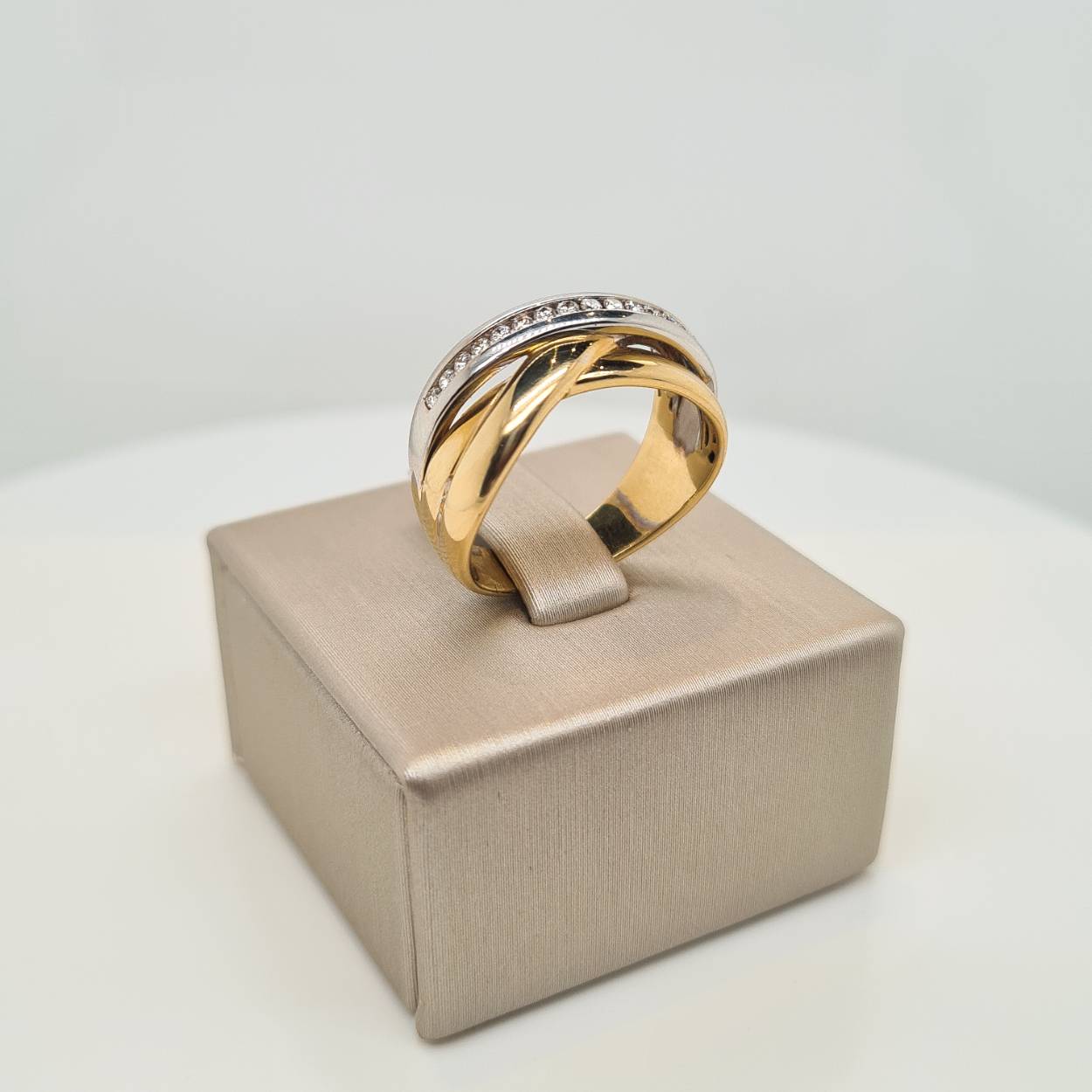 Prachtige 14krt gouden ring met diamant, 0,16crt G VSi. 

De maat van de ring is 55 (17,5). Heeft u een andere ringmaat, neem dan gerust contact met ons op.