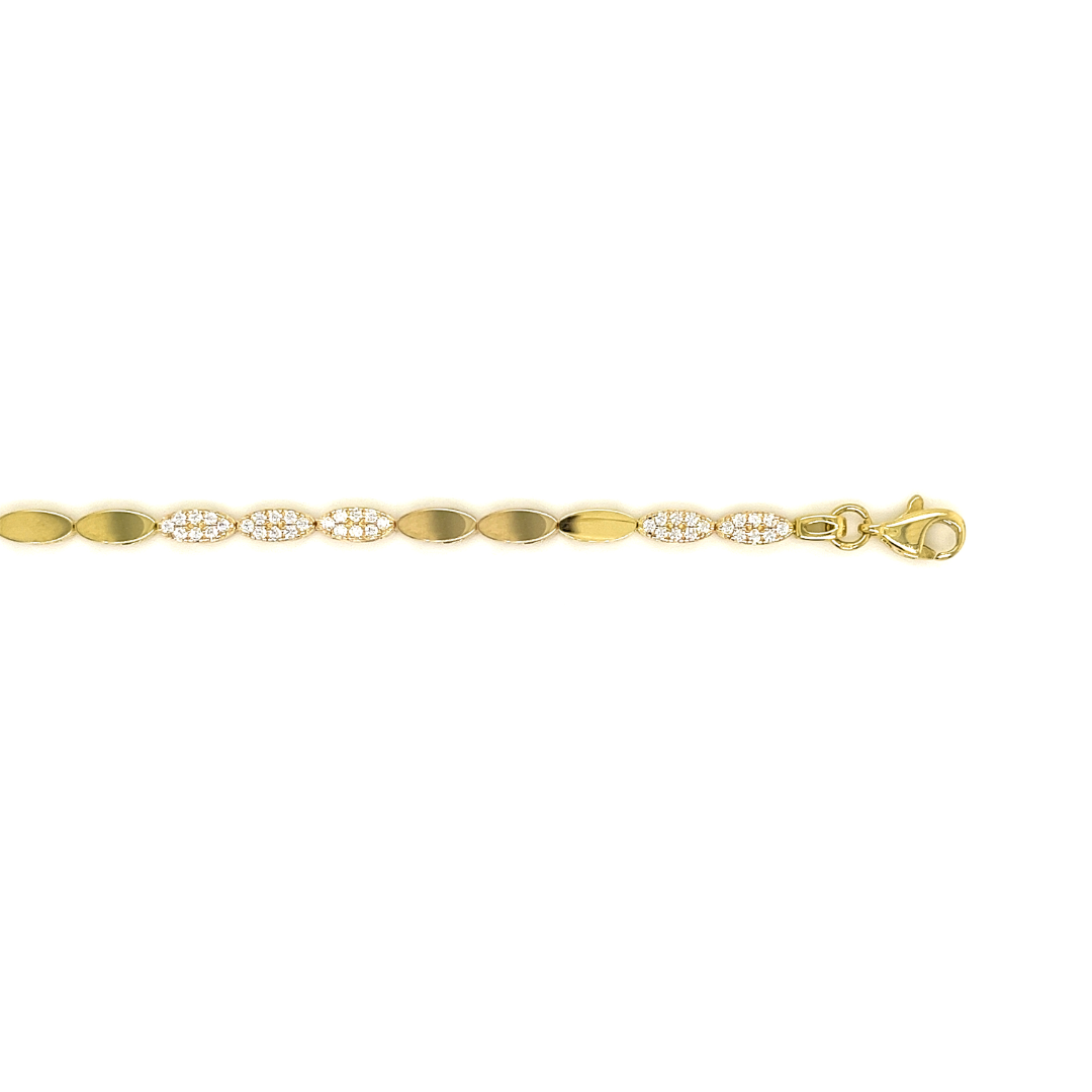 Deze geel gouden armband is ontzettend sierlijk. Gladgepolijste schakels worden afgewisseld met schakels welke zijn vol gezet met zirkonia steentjes.