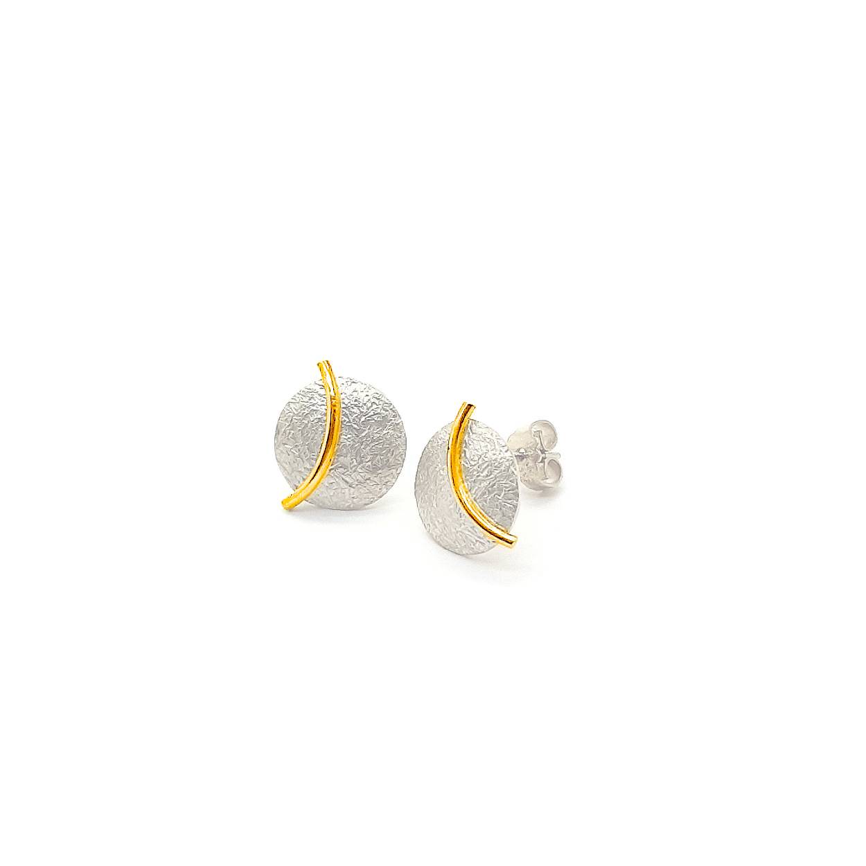 De set Moon bestaat uit deze oorstekers, een hanger en een ring of oorhangers. De gouden glanzende draad die over de cirkel met structuur loopt geeft een mooi contrast. Deze set is ook in zilver verkrijgbaar.