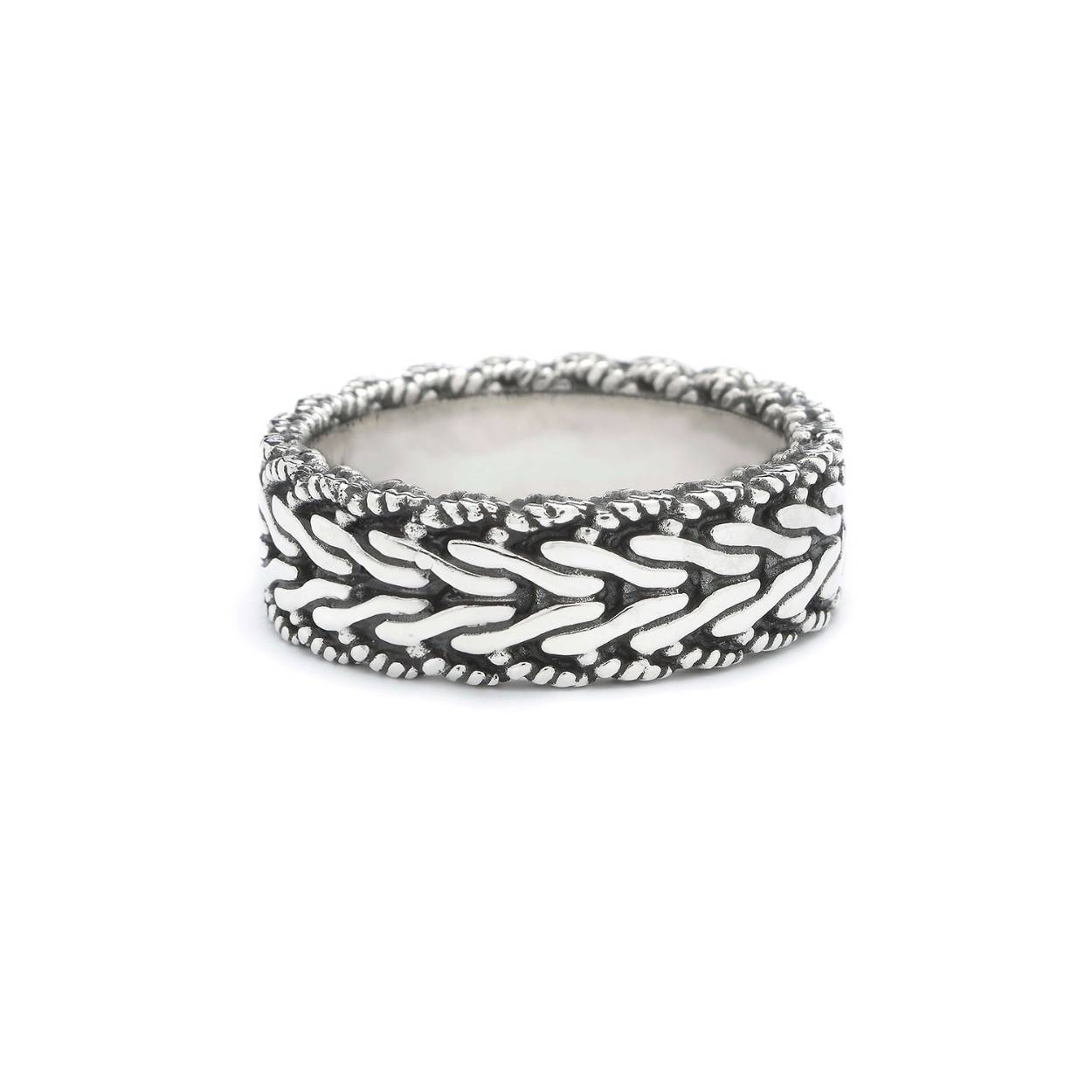 Deze gevlochten zilveren ring heeft een platte gedecoreerde vissegraat structuur. De draad aan de buitenzijde van deze ring heeft een fijn decoratief detail in de draad wat hem sierlijk maakt. De ring heeft dezelfde structuur als een van onze Infinite collection armbanden waardoor je deze daarmee goed kan combineren. 