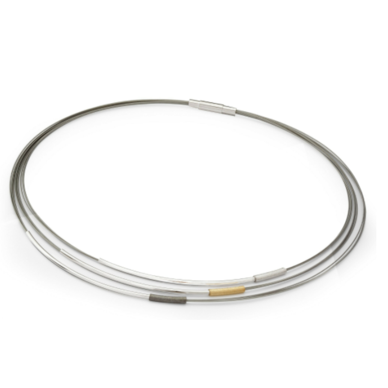 Dit edelstalen collier met meerdere staaldraden bevat een magneet sluiting en zilveren met zilver vergulde elementen