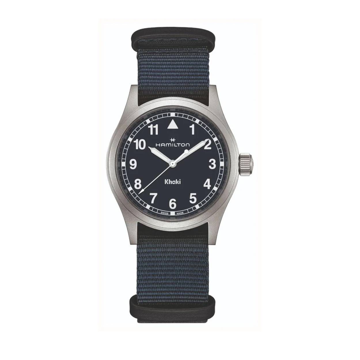 De Khaki Field Quartz geeft uitdrukking aan een terugkeer naar Hamiltons militaire erfgoed via eenvoud in het design. De wijzerplaat is voorzien van een heldere typografie, met rechtere Arabische cijfers en een minutenring met spoormotief. Het kleurenpalet is ingetogen, met een slanke blauwe wijzerplaat die geaccentueerd wordt door uurmarkeringen van witte Super-LumiNova®. Het horloge wordt gecombineerd met een NATO-band van blauw textiel en lussen van blauw leer - perfect voor uw volgende avontuur in het veld.