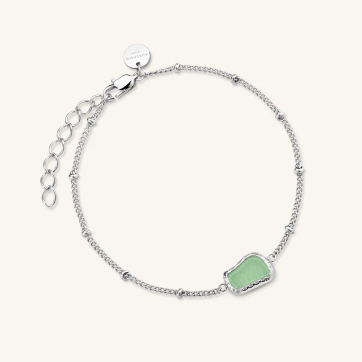 Organic Gemstone Bracelet Jade Silver
19,5 cm
Geef je sieraden meer kleur met hand-geslepen Aventurijne details. Aventurijn is een kwarts edelsteen en symboliseert voorspoed en zelfvertrouwen. De steen is een natuurlijk product en behoudt altijd haar glanzende groene kleur.