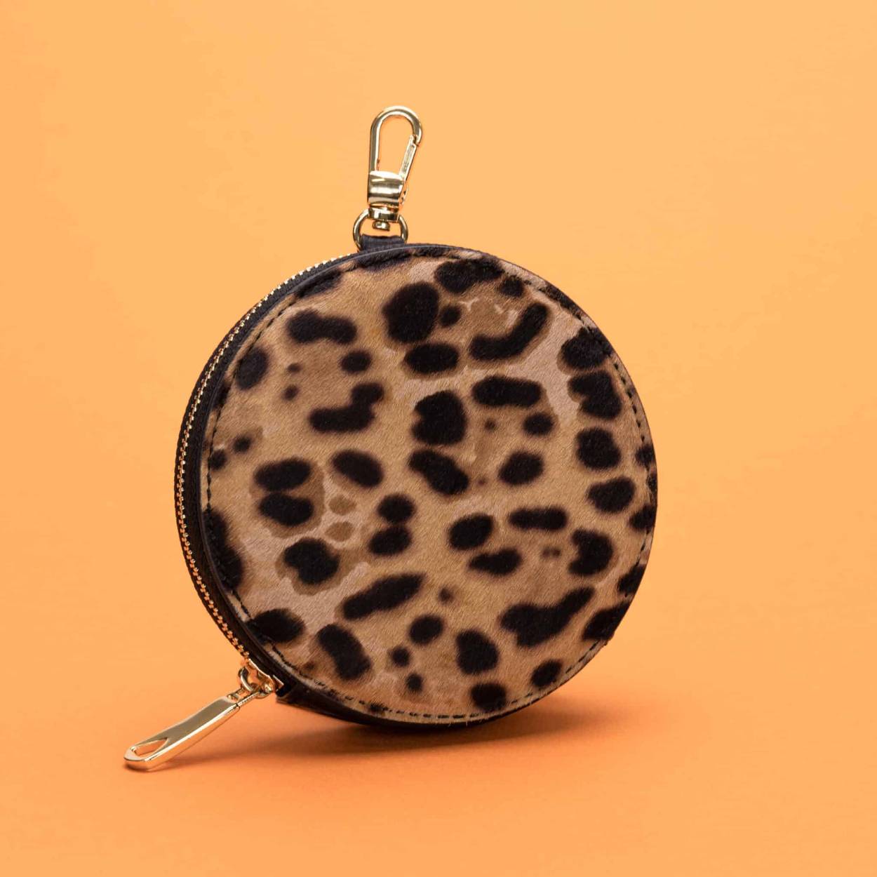 Deze verfijnde Wallet is prachtig afgewerkt met goudkleurige accenten en is ook nog eens verkrijgbaar in een groot aantal heerlijke kleuren. Zeker weten dat de jouwe ertussen zit! Met deze basic heb jij je sleutels, je pasjes en je lipgloss voortaan altijd bij de hand.
Klik de Wallet de Rond vast aan je phonecord of combineer hem met een van onze andere accessoires.