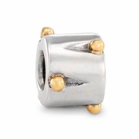 Deze prachtige Pandora zilveren bedel met goud 790229 is een elegante toevoeging aan je armband. De bedel is voorzien van gouden accenten en een uniek ontwerp. Draag deze bedel samen met andere Pandora bedels voor een gepersonaliseerde look. Het is de perfecte manier om je stijl te laten zien en een geweldige aanvulling op je sieradencollectie. Bestel nu en straal met deze mooie bedel!