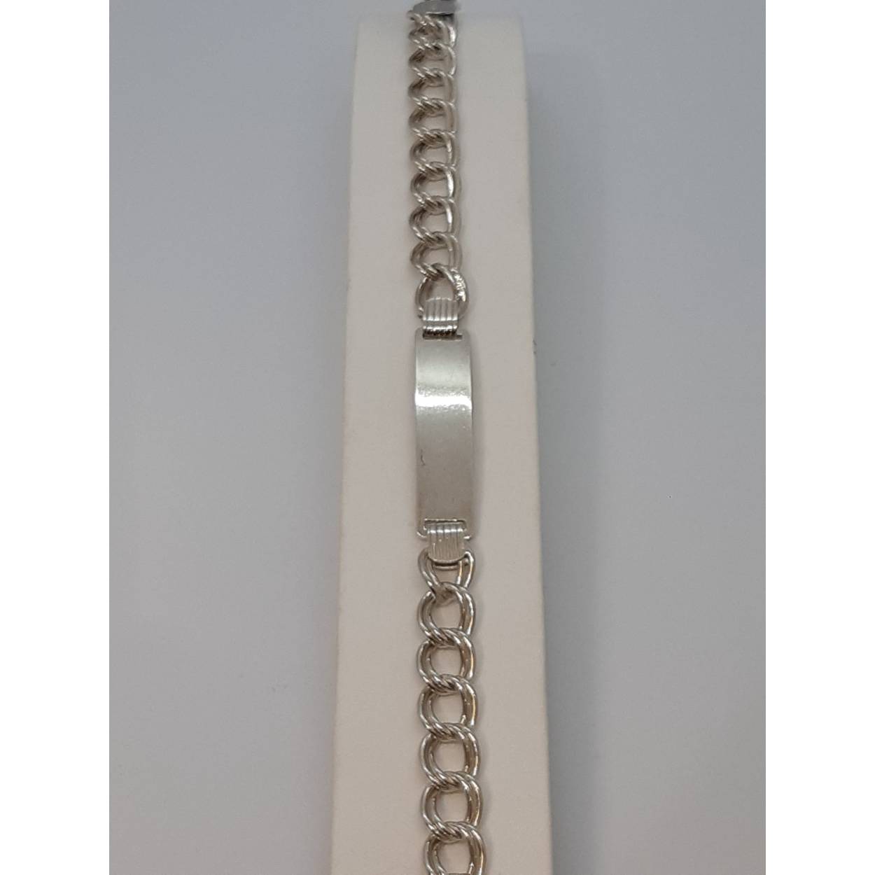 De zilveren armband, modelnummer BREA-000209, is een elegante schakelarmband van 925 sterling zilver met een glanzende afwerking. De armband heeft een witte kleur en een breedte van 9 mm, met een maat van 19 cm. Ideaal voor dagelijks gebruik of speciale gelegenheden, combineer met andere sieraden voor een stijlvolle look.