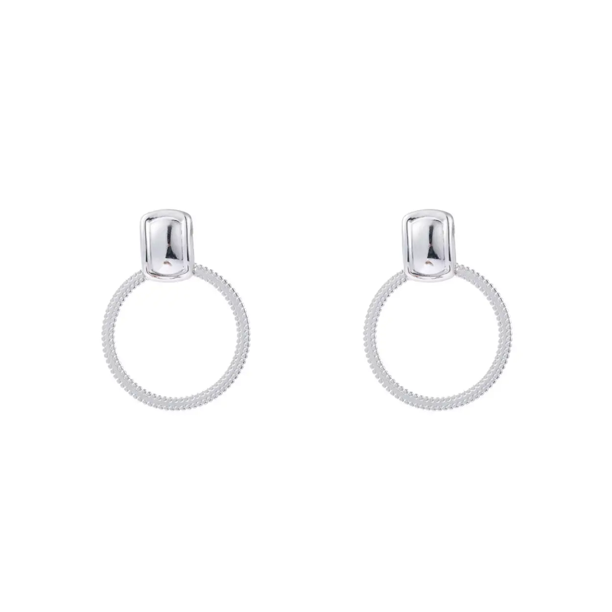 Van grote statement oorbellen tot klassieke oorringetjes of – knopjes - in onze collectie komen oorbellen in alle soorten en maten terug, maar steeds van mooie kwaliteit en in lijn met de laatste nieuwe trends.

Enamel Square drop 