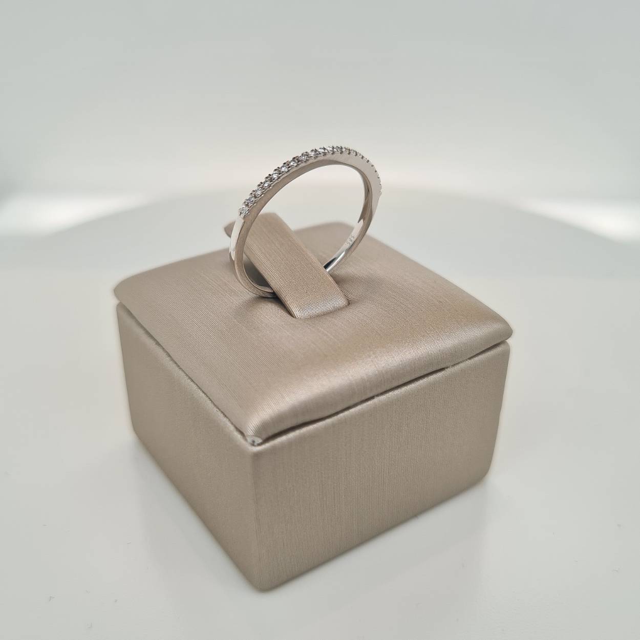 Prachtige fijne 14krt witgouden ring met een rij diamanten 0,10crt H SI. 

Deze ring is maat 54 (17,25), heeft u interesse in een andere maat? Neem dan contact met ons op.
