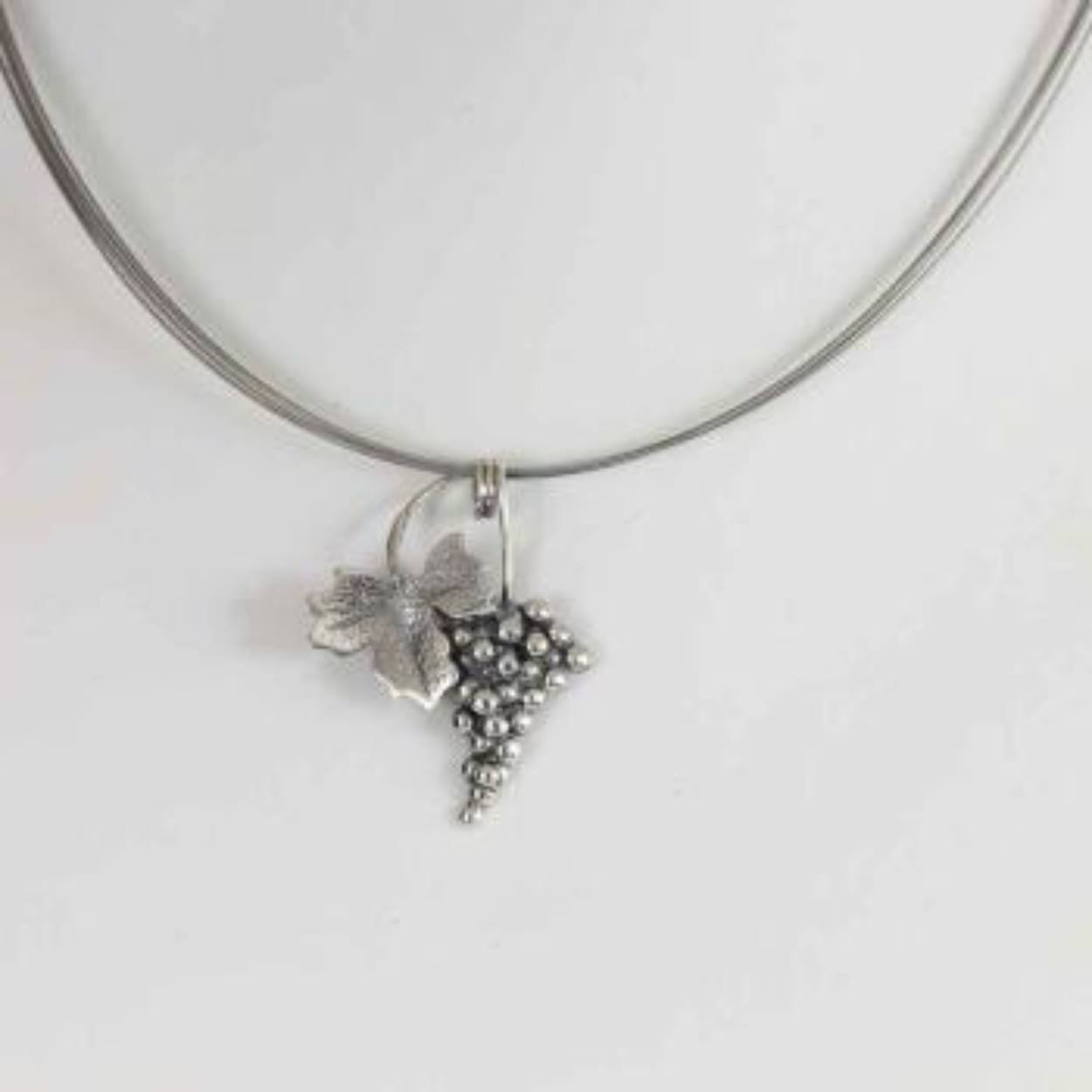 Buttner Schmuck handgemaakte sieraden vervaardigd in een klein atelier uit de Harz, zilveren hanger druiventros en staaldraadcollier.