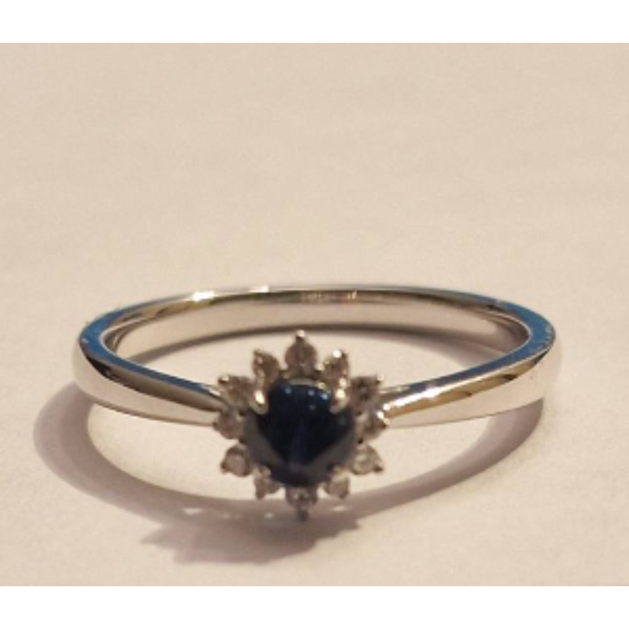 14k witgouden rozetring met ronde saffier van 4mm en diamant