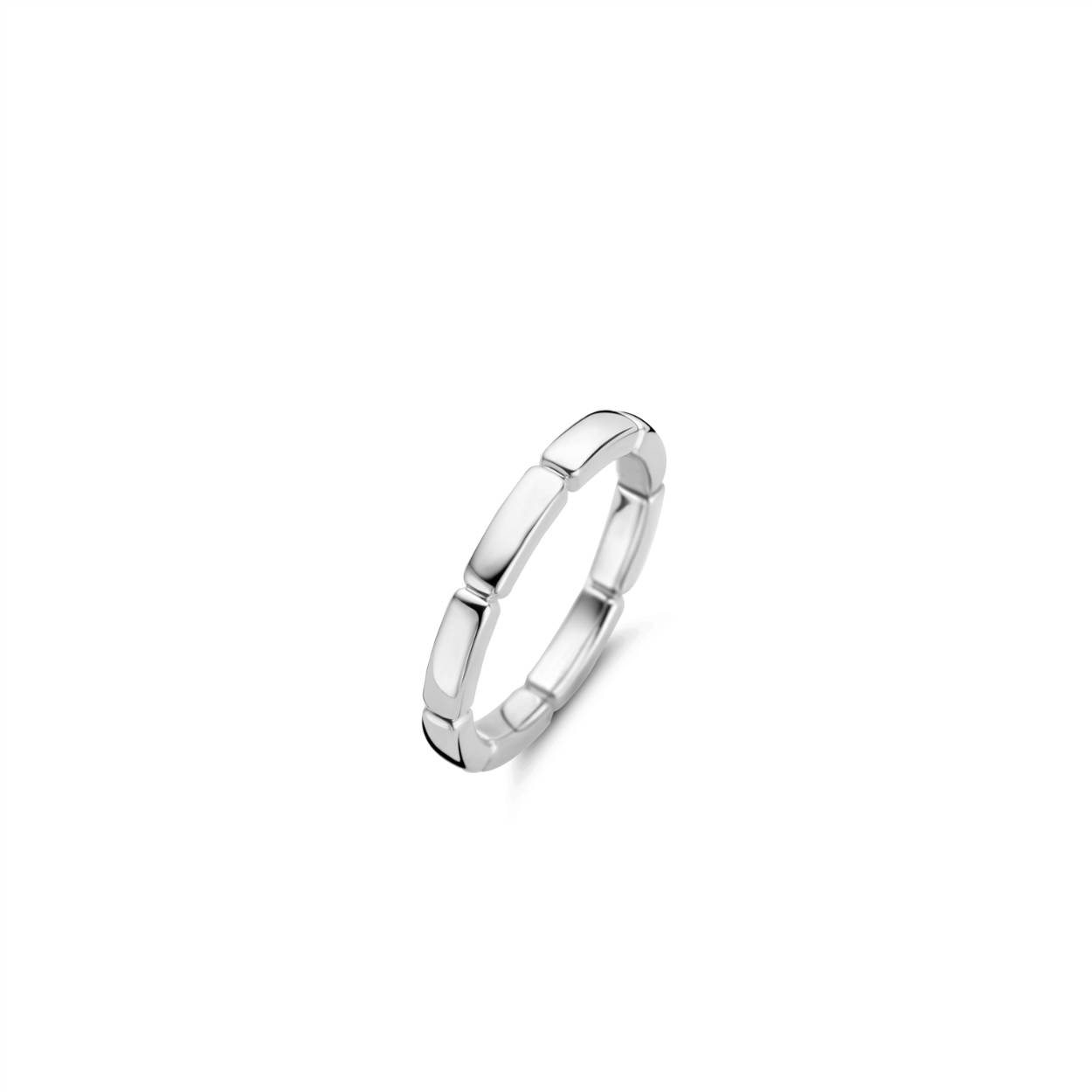 Deze TI SENTO – Milano zilveren ring 12269SI bestaat uit een reeks van smalle rechthoeken. De ring is gemaakt van 925 sterling zilver en gecoat met een stevige laag rhodium om het materiaal te beschermen en de glans te behouden. Perfect als solo statement ring of als stapelring bovenop andere ringen. Creëer de look die het best bij jou past.