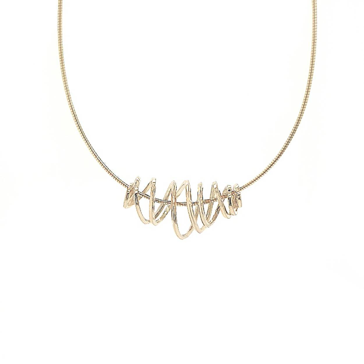 Wikkelhanger van glanzend goud, mooi in eenvoud.

Sierlijke verfijnde draden laten deze ontwerpen voor zichzelf spreken. Met een letterlijke twist zijn deze sieraden goed draagbaar en makkelijk te combineren. Een energieke wikkel van sierlijkheid die jou laat stralen. Elk sieraad wordt met de hand gemaakt in ons eigen atelier en ontstaat spontaan op gevoel. Jouw Twist is dus altijd uniek.

Deze hanger wordt los verkocht of wil je er een bijpassende ketting/spang van goud bij bestellen?

Maak een afspraak en kom deze sierlijke hanger eens passen! Of bestel haar gelijk, dan sturen we deze mooi verpakt naar je toe.