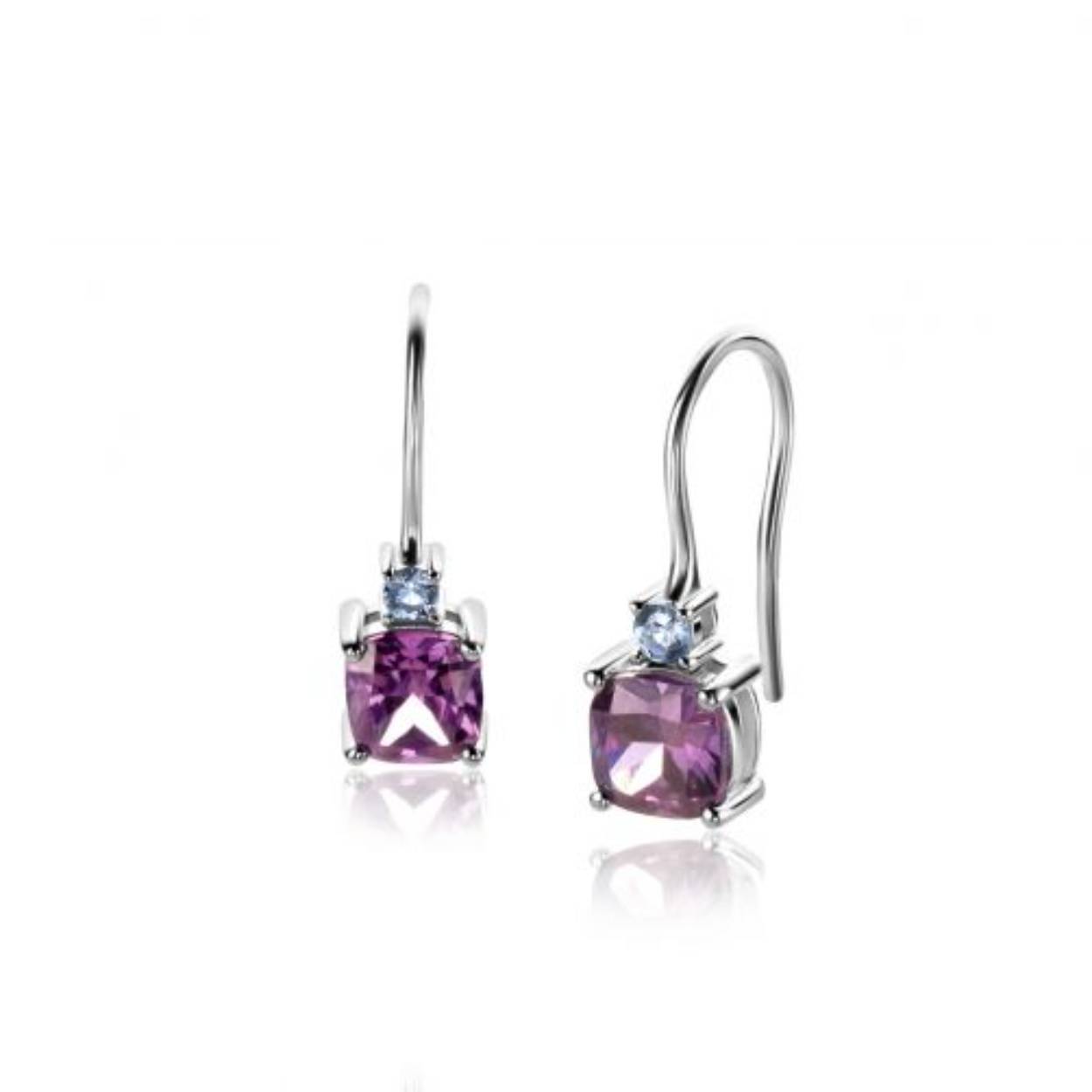 ZINZI zilveren luxe oorhangers 19mm met twee vierpootszettingen onder elkaar. De bovenste kleinere vierpootszetting is bezet met een lichtblauwe kleursteen. De grotere zetting is bezet met een paarse kleursteen. Deze prachtige oorhangers schitteren in ieder oor! Vervaardigd van eerste gehalte zilver (925) en extra gerodineerd.