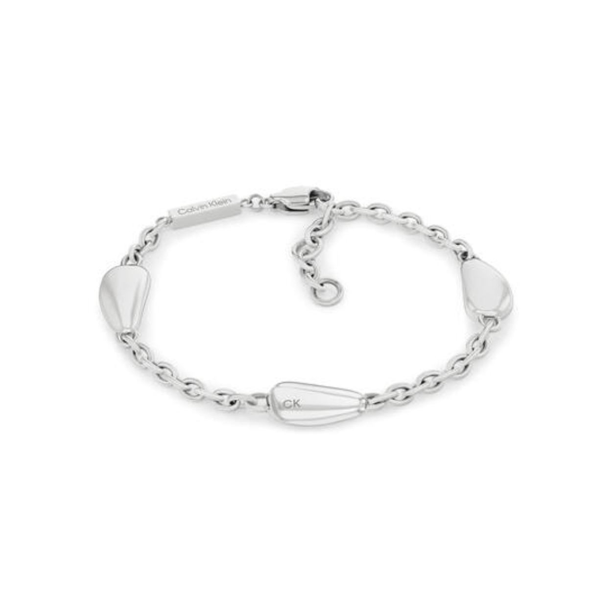 Calvin Klein CJ35000603 Dames Armband Staal
Deze stalen dames armband van Calvin Klein met nr CJ35000603 heeft een tijdloze uitstraling. De zilverkleurige fijne armband heeft een 3 fantasie druppelvormige tussenstukken en kan op meerdere lengtes worden gedragen. De armband sluit met een karabijnslot en heeft een totale lengte van 18,5cm. Leuk te combineren met andere sieraden uit de serie van Calvin Klein.

OVER CALVIN KLEIN
Calvin Klein is een wereldwijd lifestylemerk dat gewaagde, vooruitstrevende idealen en een verleidelijke, vaak minimalistische, esthetiek nastreeft. Calvin Klein werd groot in de jaren 70 door haar mode- en merkjeans collecties. In de jaren 80 lanceerde Calvin Klein haar spraakmakende ondergoed dat uitdrukkelijk van logo ’s voorzien was. Vanwege het grote succes is het merk ook succesvol uitgerold in Accessoires, Parfums, Home, Brillen, Golf, Horloges en Sieraden.
Sinds de oprichting in 1968 door Calvin Klein, heeft het merk haar reputatie opgebouwd als leider in de Amerikaanse mode, dankzij een cleane esthetiek en innovatieve ontwerpen. Calvin Klein wil haar publiek verleiden en inspireren door middel van provocerende beelden en opvallende ontwerpen die prikkelen. 

SPECIFICATIES:
- Stalen dames armband
- Totale lengte 18,5cm
- Zilverkleurig
- Glimmend