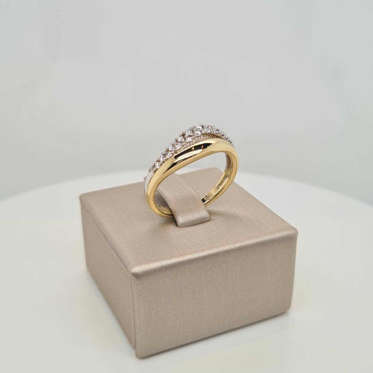 Prachtige 14 karaat gouden ring met diamant, 0.2crt. De maat van de ring is 54. Tevens bijpassende oorsieraden verkrijgbaar. 