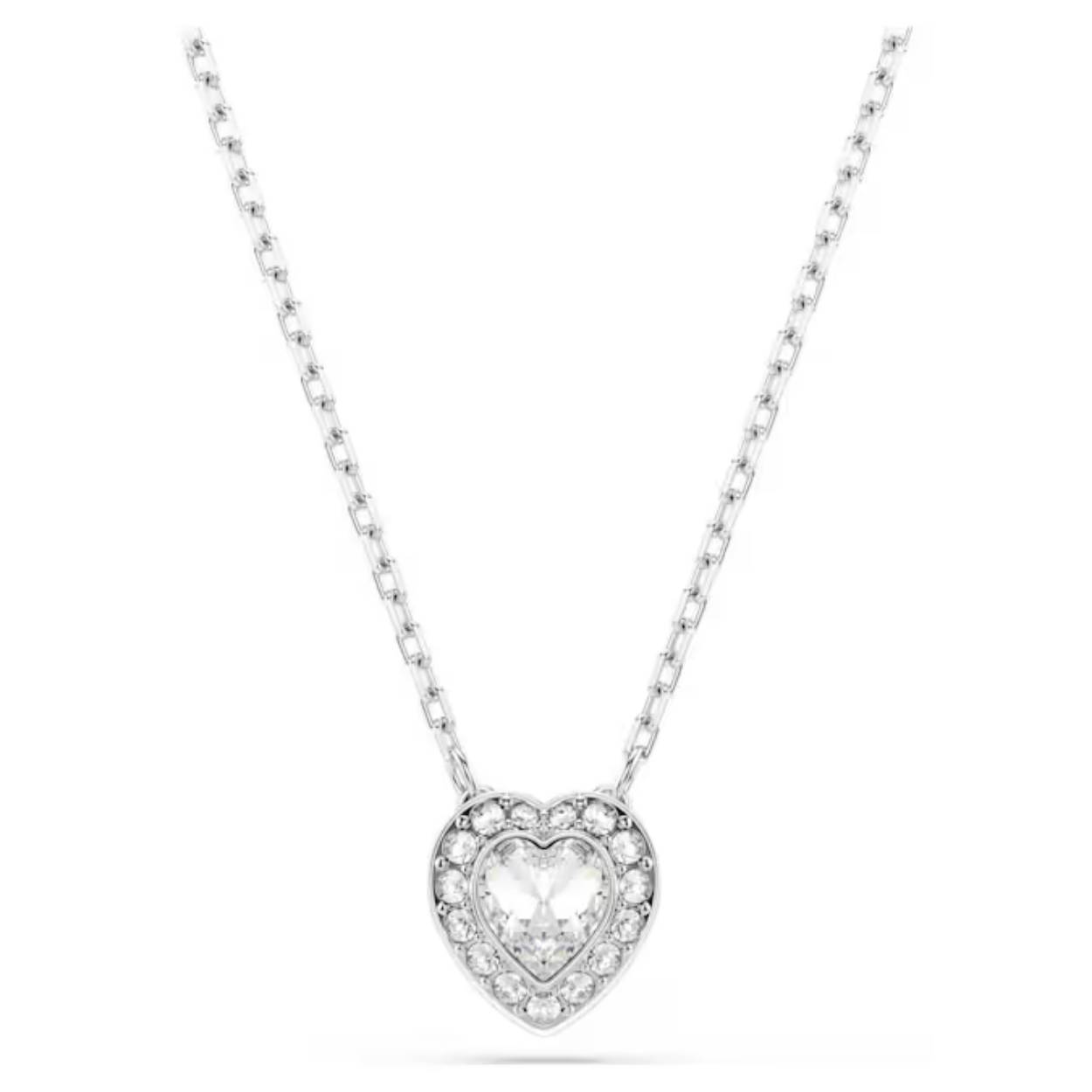 Volg uw hart en straal romantiek uit met deze schitterende Swarovski-hanger. Het ontwerp met een rodium toplaag hangt aan een verfijnde ketting en is voorzien van een hartvormig kristal, omringd door een glinsterende halo van helder pavé. Combineer de hanger met de bijpassende oorknopjes voor een stralend en liefdevol geschenk.
