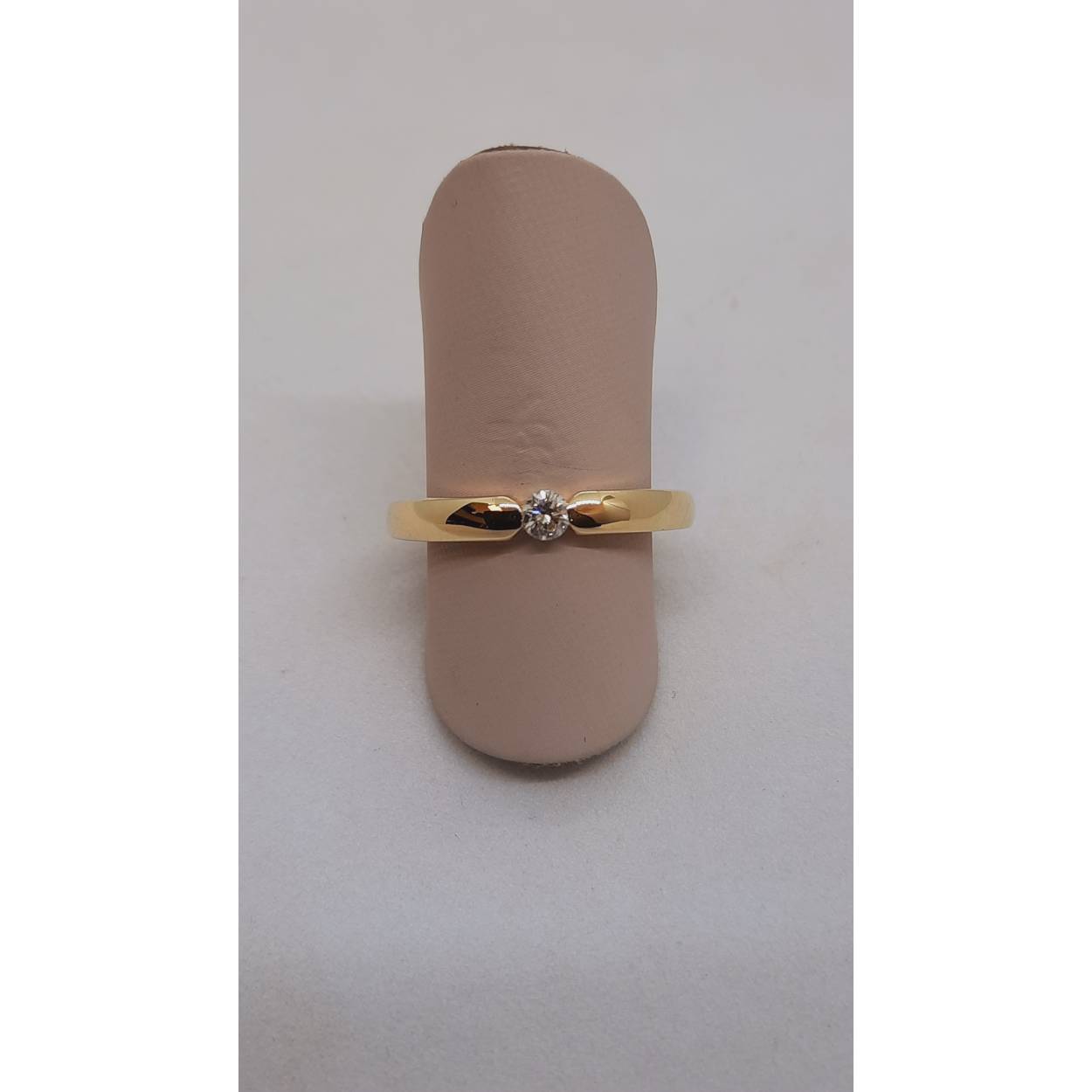 Deze elegante diamanten ring, modelnummer BREA-0004014, heeft een 0.09 ct F SI1 briljant geslepen diamant en is vervaardigd van 14 karaat goud. Met zijn glanzende gouden afwerking is het een schitterende toevoeging aan elke outfit. Draag het op speciale gelegenheden om uw stijlvolle look te versterken of als een dagelijks pronkstuk.ø
